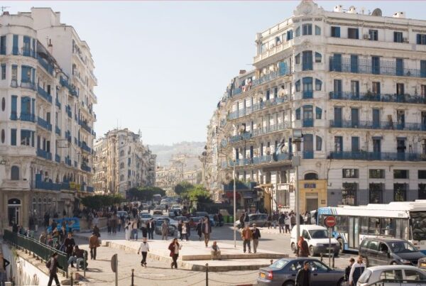 Boulevard Mohamed Khemisti *** Local Caption *** architecture batiment immeubles place circulation voiture passants, vie quotidienne